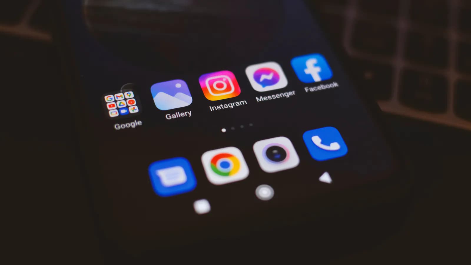Smartfon ekranında bir-birinin yanında düzülmüş onlarla tətbiq ikonundan ibarət grid, hər birinin altında adı yazılıb.