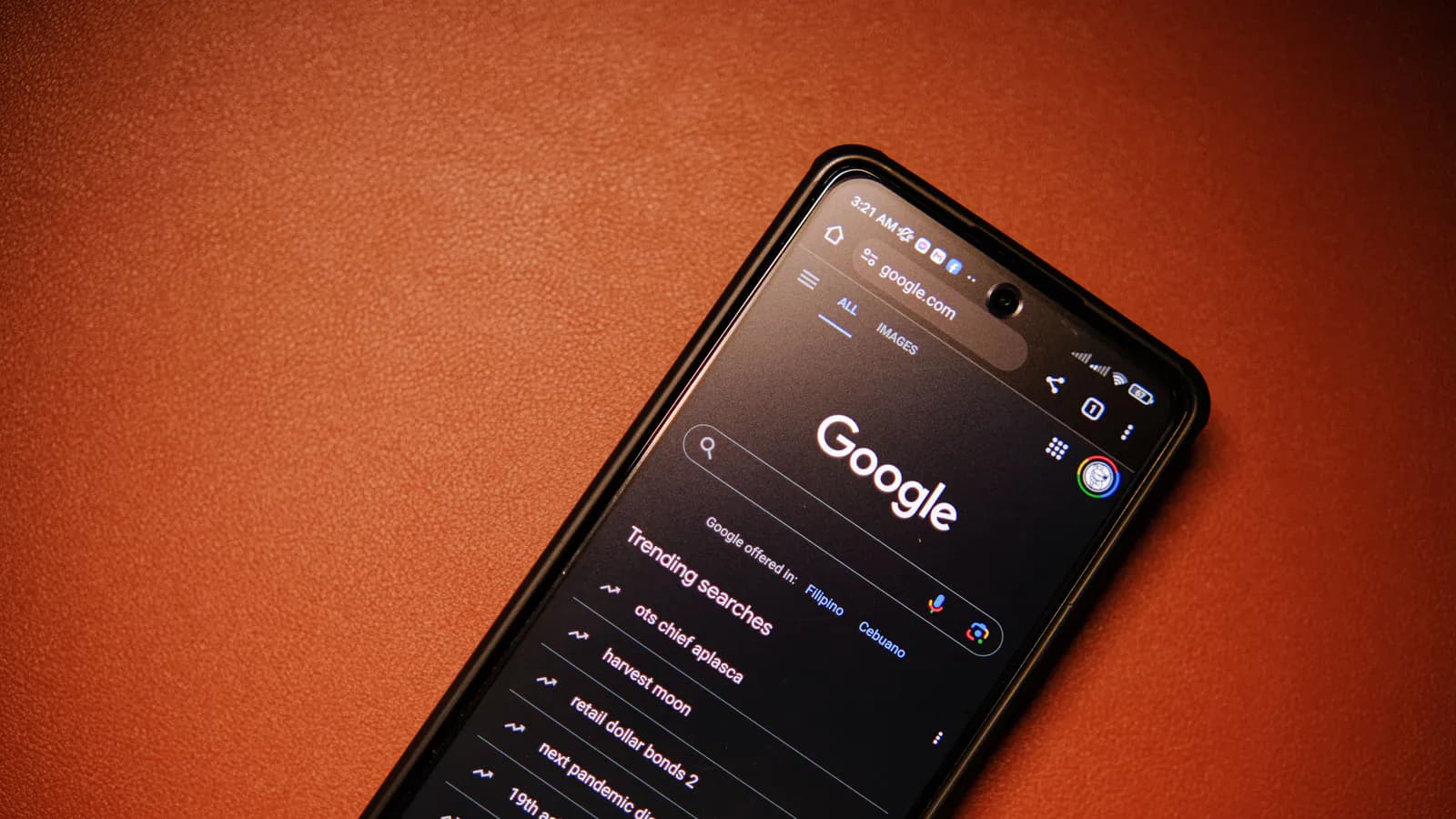 Noutbukda Google axtarış nəticələri ekranı, mavi başlıqlar və onların altında qısa təsvir sətirləri görünür.